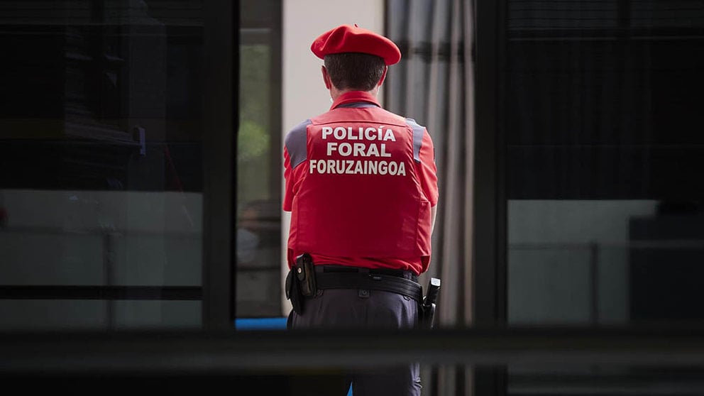 Un agente de la Policía Foral vigila un edificio en Pamplona. ARCHIVO  EUROPA PRESS