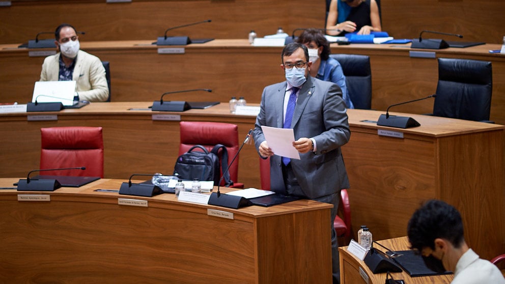 El vicepresidente del gobierno Javier Remirez habla durante el pleno parlamentario. MIGUEL OSÉS