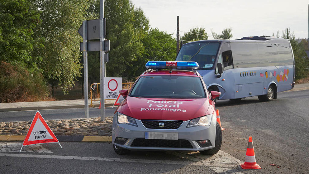 Un coche de policía foral vigila la carretera de entrada a la localidad de Peralta, en Navarra (España) a 24 de septiembre de 2020. En este municipio navarro, a partir de hoy jueves 24, ha entrado en vigor la prohibición de entrar y salir salvo para desplazamientos imprescindibles, como medida para contener el incremento de casos de Covid-19, que se sitúan en una tasa de 1.700 casos por 100.000 habitantes.
24 SEPTIEMBRE 2020;COVID;PERALTA;CORONAVIRUS;NAVARRA;
Eduardo Sanz / Europa Press
24/9/2020