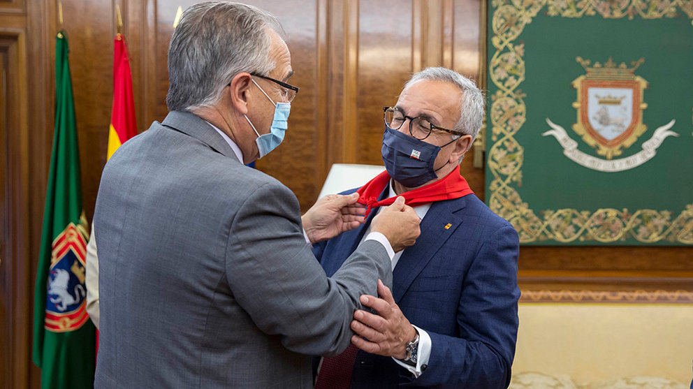 El alcalde de Pamplona le coloca un pañuelo rojo al presidente del COE, Alejandro Blanco. Cedida.
