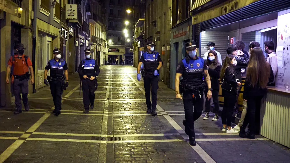 Policía Municipal y Policía Foral, en un dispositivo especial, desalojan la calle Comedias. PABLO LASAOSA