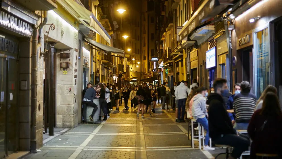 Calle San Nicol&aacute;s de Pamplona, el pasado juevincho. PABLO LASAOSA