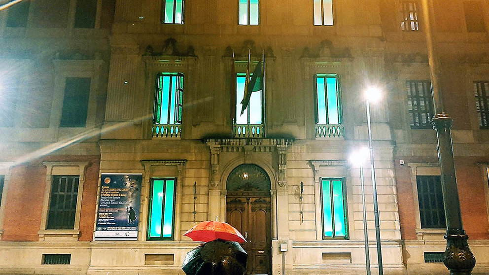 Iluminación de la fachada del Parlamento de Navarra durante la celebración del Día Mundial del Farmacéutico. CEDIDA
