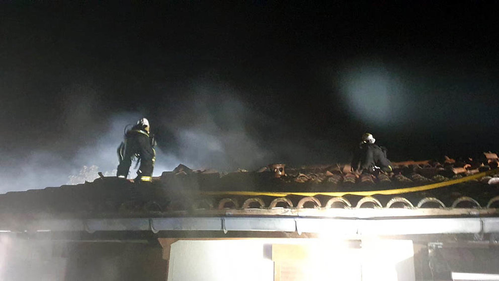 Una estufa provoca un incendio en el tejado de una casa de Subiza. BOMBEROS DE NAVARRA