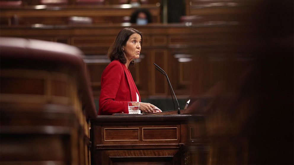 La ministra de Turismo, Reyes Maroto, interviene durante una sesión plenaria en el Congreso de los Diputados, en Madrid. E.Parra/EP