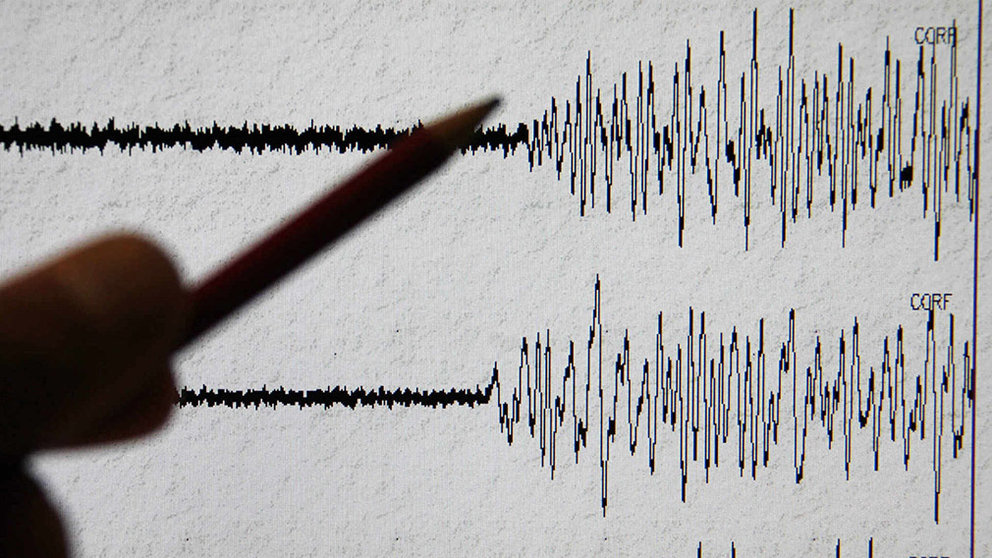 Un medidor sísimico señala la onda de un terremoto.