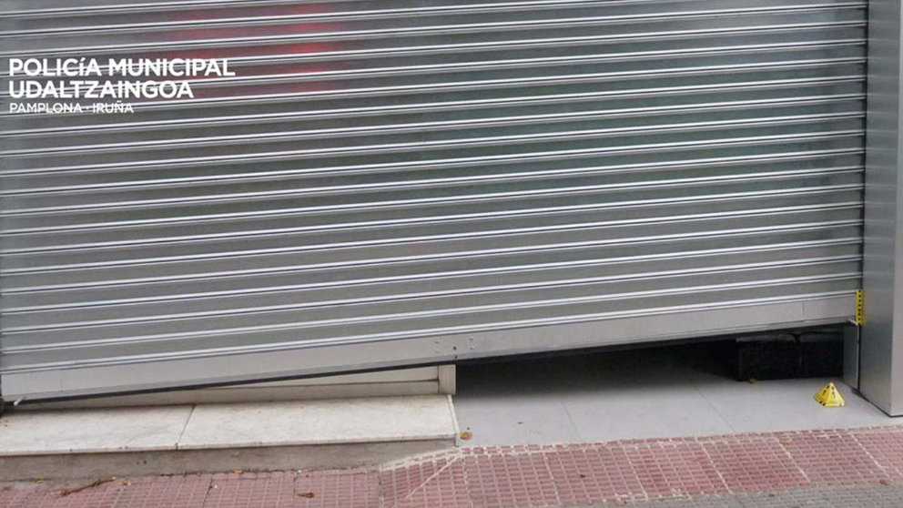 La persiana y puerta, forzada, del establecimiento de San Juan que robaron los jóvenes detenidos. POLICÍA MUNICIPAL DE PAMPLONA