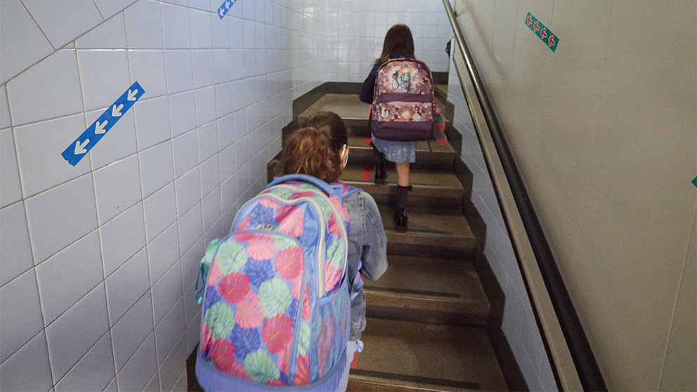 Dos niñas suben las escaleras del colegio Víctor Pradera de Pamplona durante el curso escolar 2020-2021. Eduardo Sanz/Europa Press