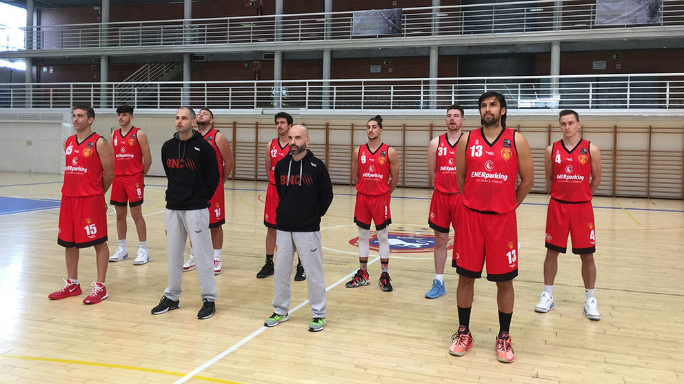 Plantilla del Basket Navarra 2020-21 en la pista de Arrosadía. Navarra.com