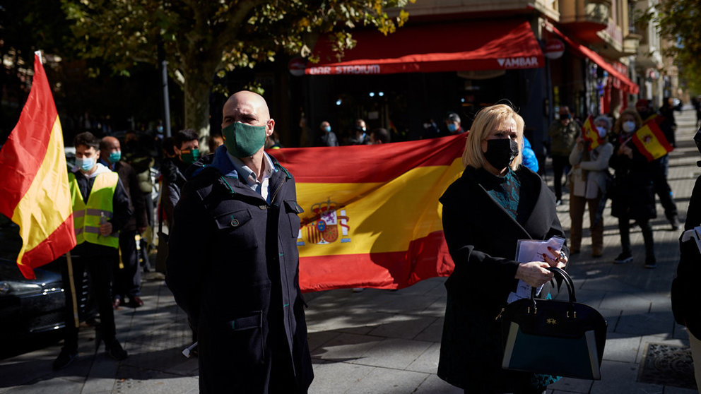 Concentración de VOX frente a la comandancia de la guardia civil de la Avenida Galicia en Pamplona con motivo del día de la hispanidad. MIGUEL OSÉS