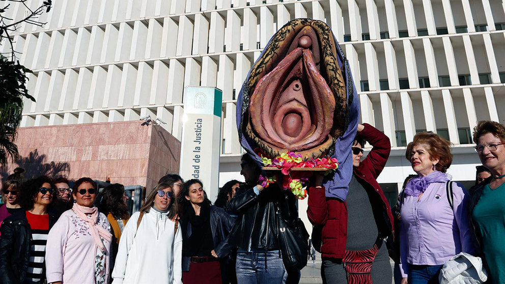 Foto de archivo de cuando se iba a celebrar el juicio por una procesión con una vagina de plástico en 2013. EUROPA PRESS