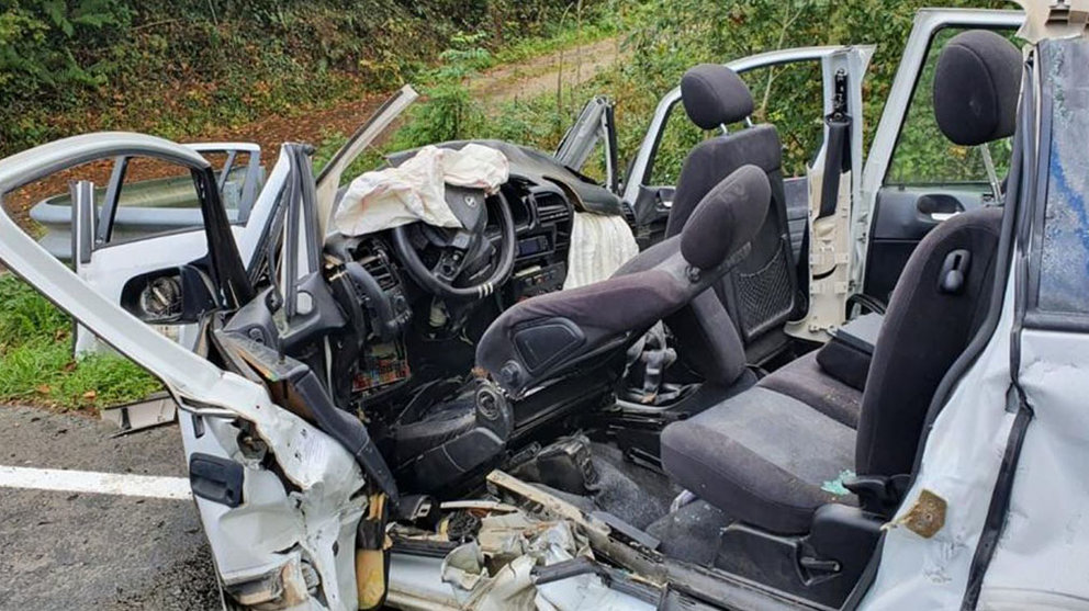 Un conductor fallece en una colisión frontal entre un coche y un camión en la N-121-B, en Amaiur. BOMBEROS DE NAVARRA