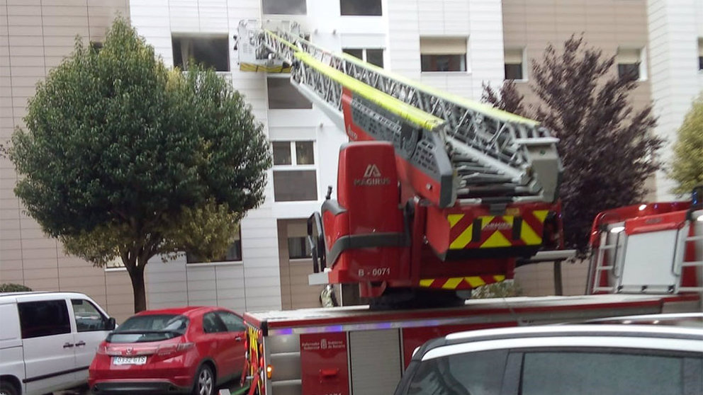 Un camión de los bomberos en el incendio de una vivienda en Barañáin que obliga a desalojar un edificio. GOBIERNO DE NAVARRA