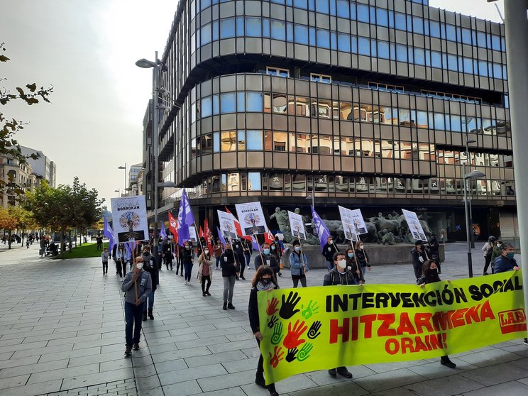Manifestación de profesionales públicos de intervención social de Navarra reclamando un convenio digno. LAB
