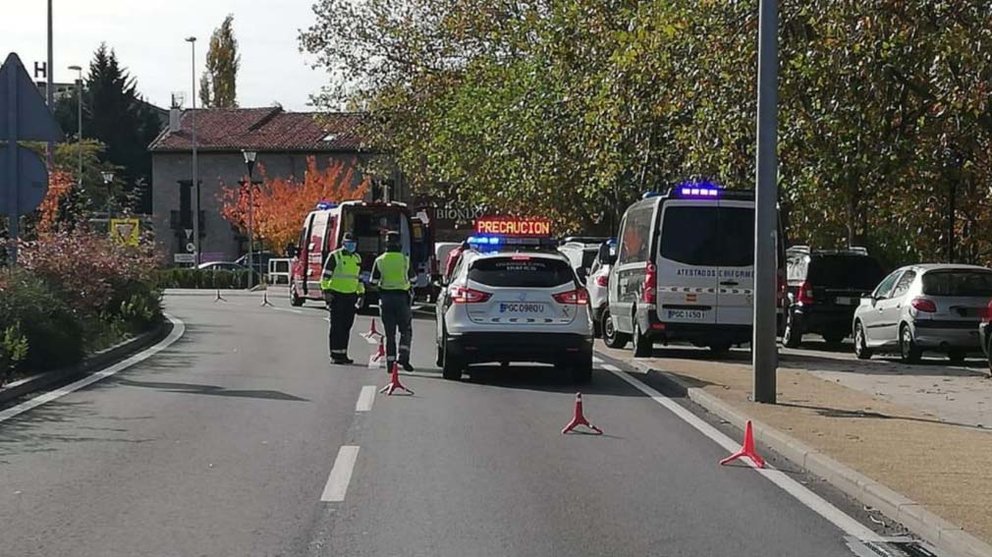 Agentes de la Guardia Civil regulan el tráfico tras el accidente de un ciclista en Huarte - GUARDIA CIVIL