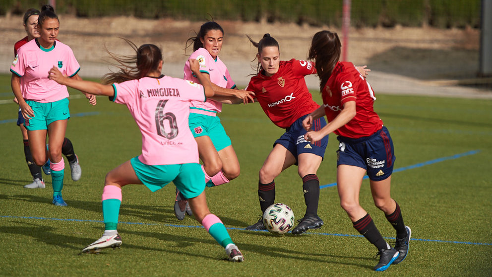 El Osasuna Femenino juega un partido de liga en las instalaciones de Tajonar. MIGUEL OSÉS