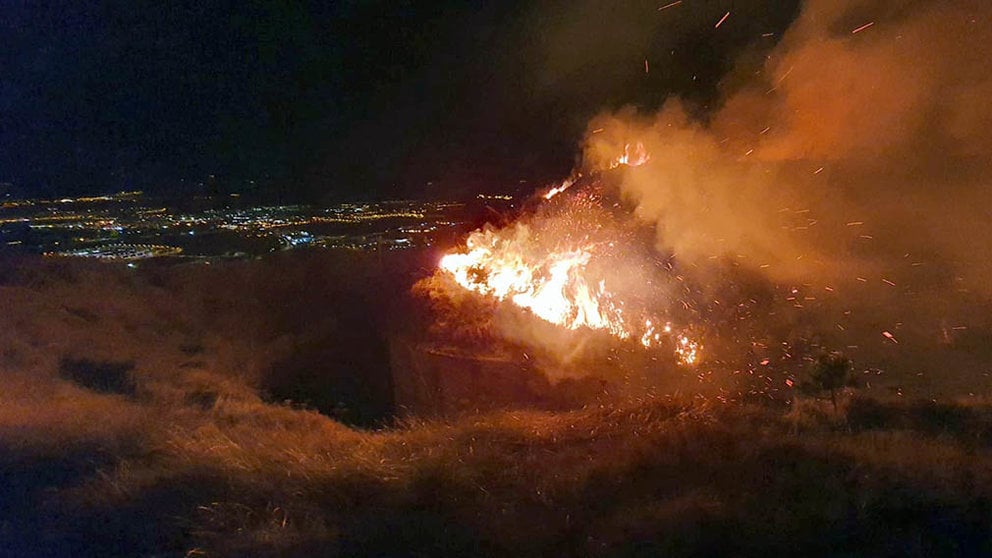 Vista de las llamas en el monte San Cristóbal de Pamplona. BOMBEROS DE NAVARRA