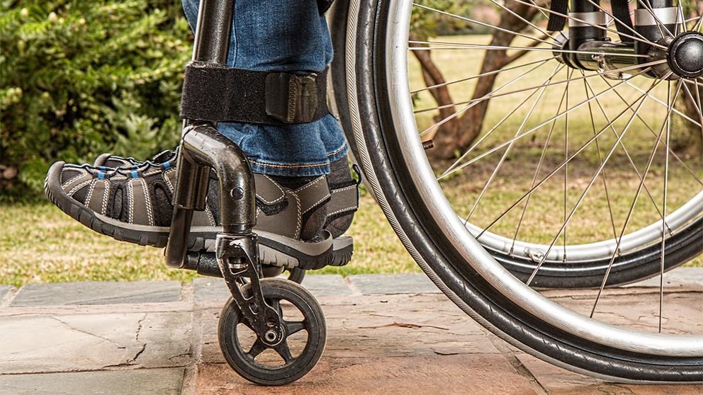 Imagen de archivo de los pies de una persona en silla de ruedas. ARCHIVO