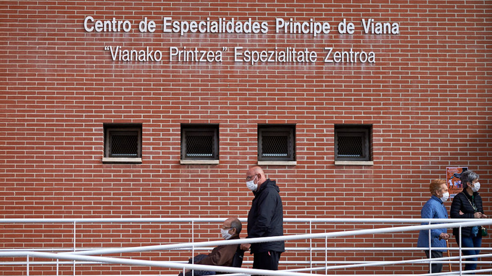 Varias personas esperan fuera del Centro Principe de Viana durante la segunda ola de coronavirus en la Comunidad Foral. MIGUEL OSÉS