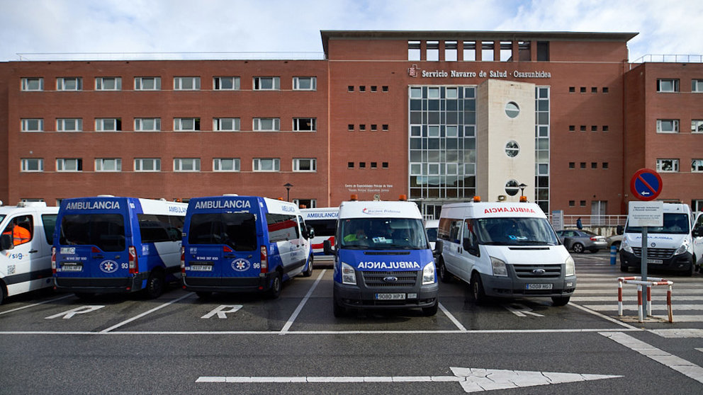 Ambulancias esperan frente al Centro Principe de Viana durante la segunda ola de coronavirus en la Comunidad Foral. MIGUEL OSÉS