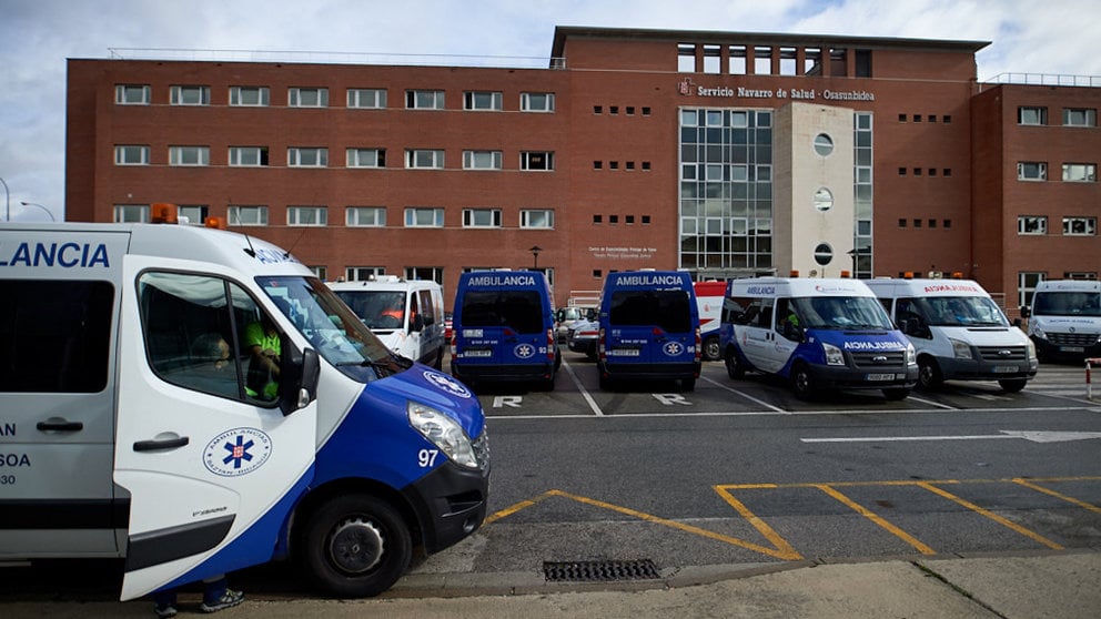 Varias ambulancias esperan frente al Centro Principe de Viana durante la segunda ola de coronavirus en la Comunidad Foral. MIGUEL OSÉS