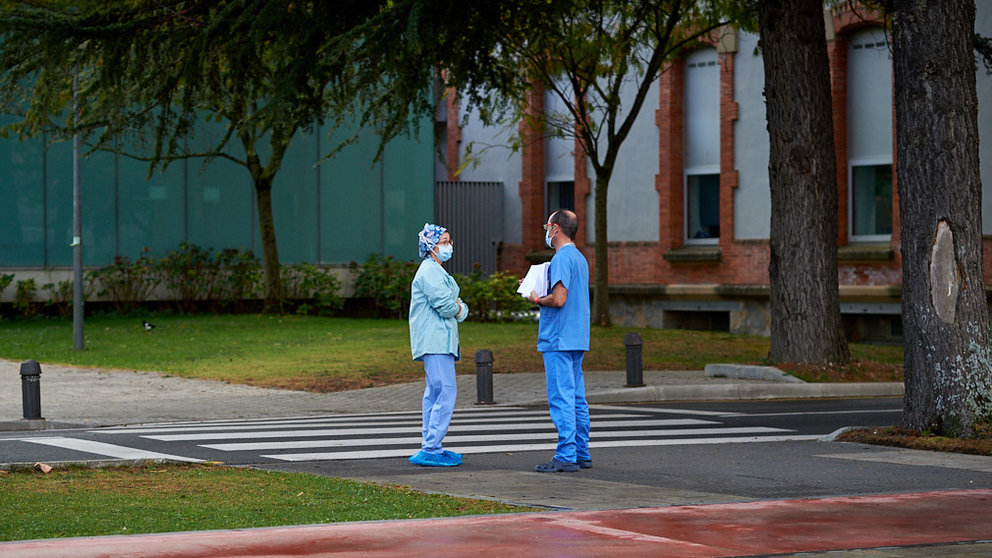 Personal sanitario en el Complejo Hospitalario de Navarra durante la segunda ola de coronavirus en la Comunidad Foral. MIGUEL OSÉS