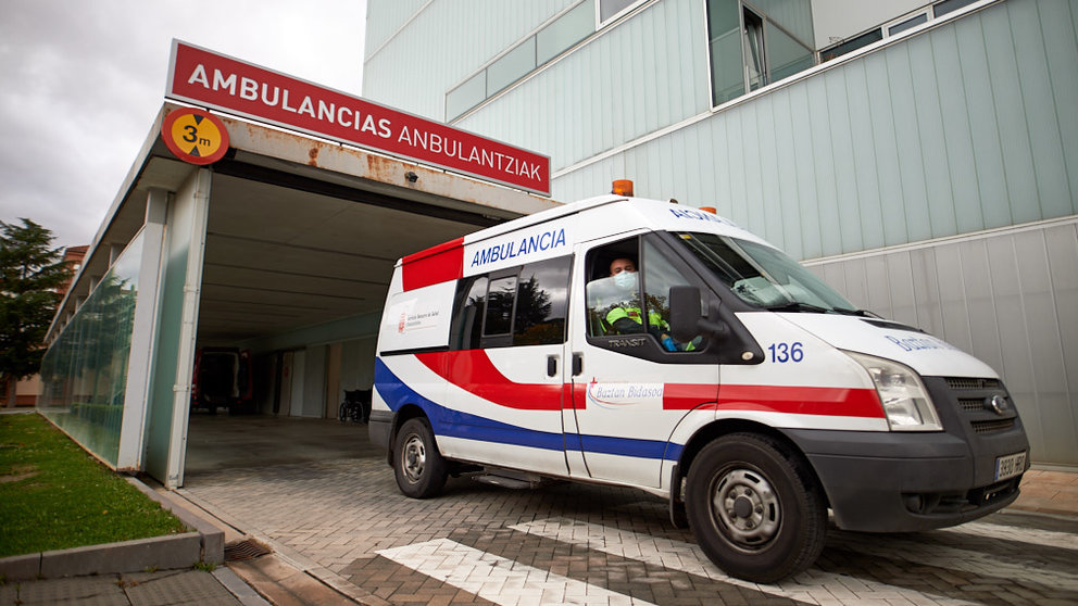 Una ambulancia sale de las urgencias del complejo hospitalario de Navarra durante la segunda ola de coronavirus en la Comunidad Foral. MIGUEL OSÉS