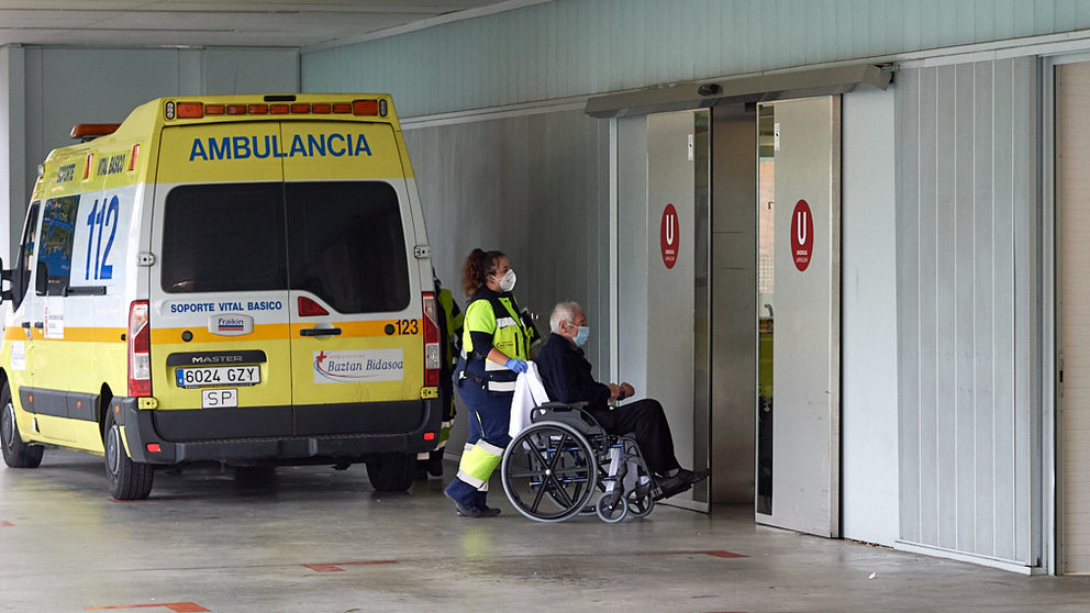 Personal sanitario traslada a una persona en silla de ruedas al interior de las urgencias del complejo hospitalario de Navarra durante la segunda ola del coronavirus en la Comunidad Foral. MIGUEL OSÉS