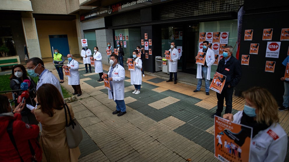 Acto de protesta convocado por el Sindicato Médico de Navarra en el marco de la huelga contra el Real Decreto Ley que permite contratar médicos extracomunitarios sin tener homologada su especialidad. MIGUEL OSÉS
