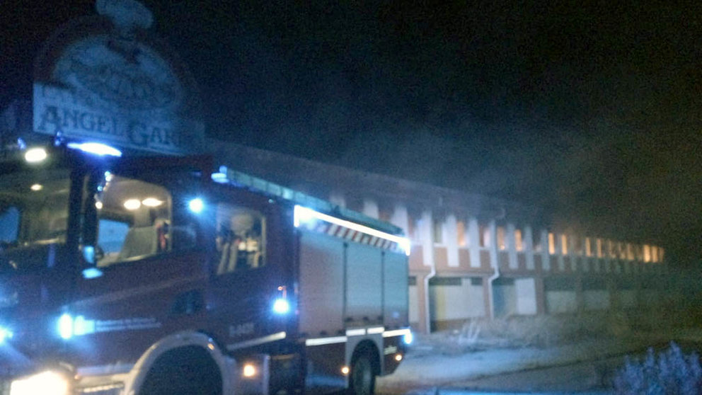 Incendio en la antigua fábrica de pastas Garro en Santacara. BOMBEROS DE NAVARRA