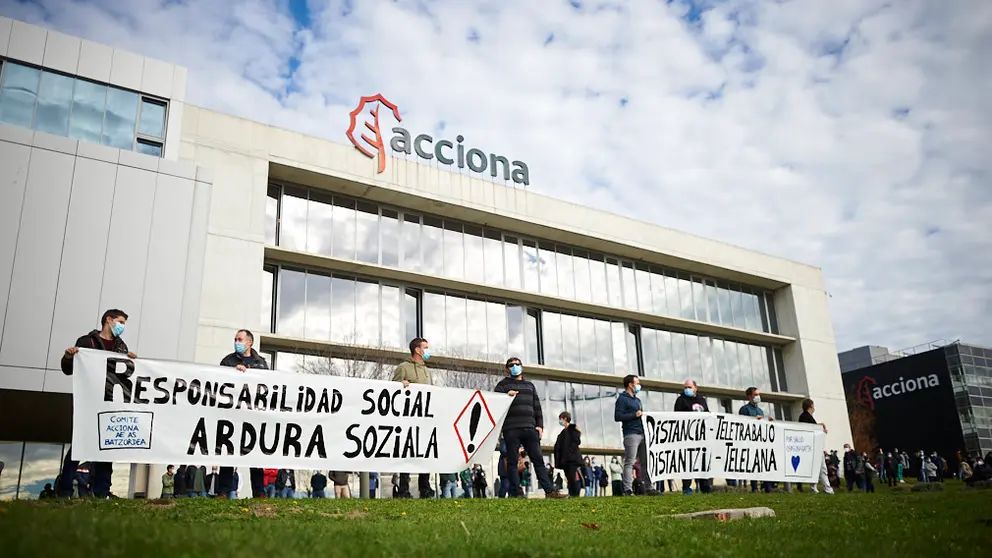 concentración de la plantilla de ACCIONA-Sarriguren para reclamar medidas en favor del teletrabajo y protestar por la situación laboral ante la pandemia. PABLO LASAOSA