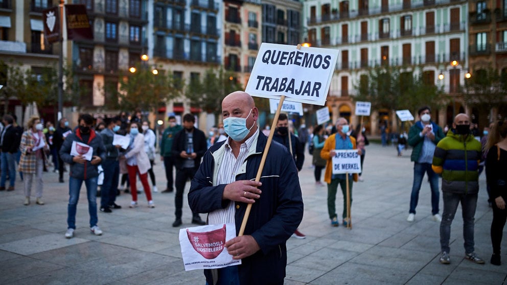 Miles de personas se manifiestan en Pamplona por el cierre de la hostelería durante la crisis del coronavirus. PABLO LASAOSA