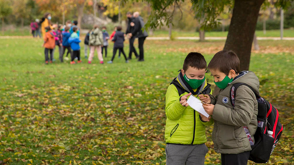 Dos de los escolares que participan en el programa ‘Sentir naturaleza’, que traslada la educación ambiental a los parques y jardines de Pamplona. JESUS GARZARON