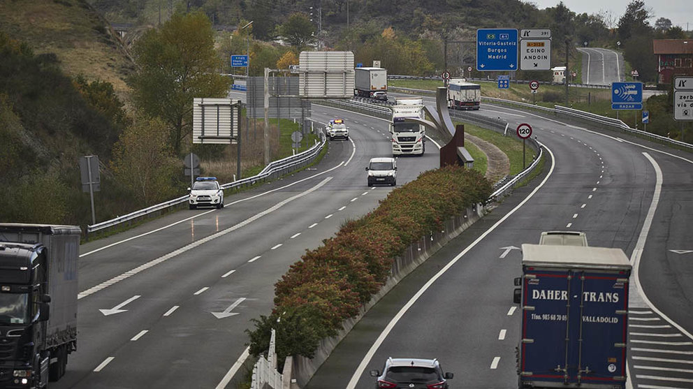 Tráfico en la A1 a la altura de Ziordia, en la frontera entre Navarra y Álava (País Vasco). EDUARDO SANZ-EUROPA PRESS