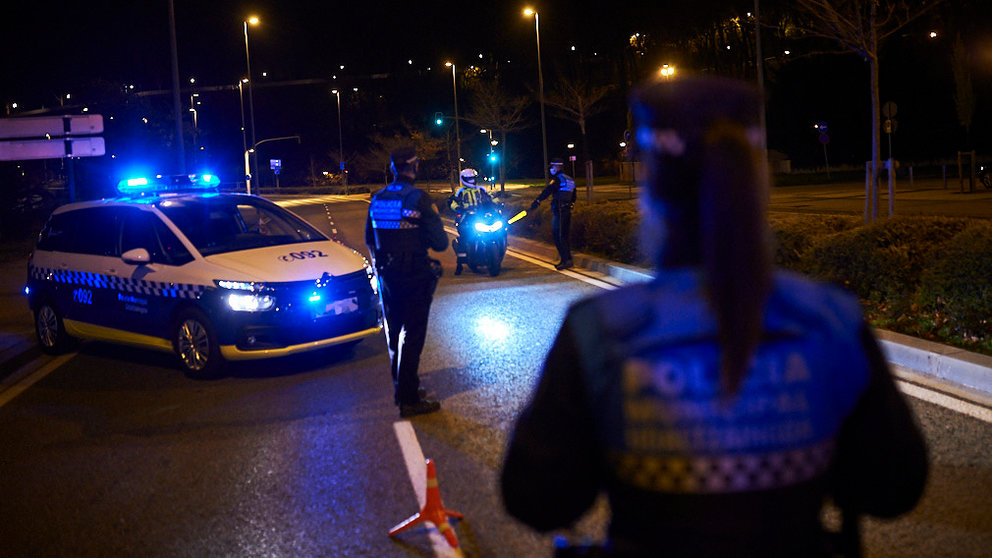 La Policía Municipal de Pamplona controla los coches que circulan por la ciudad durante el toque de queda, la mayoría van o salen de trabajar. PABLO LASAOSA