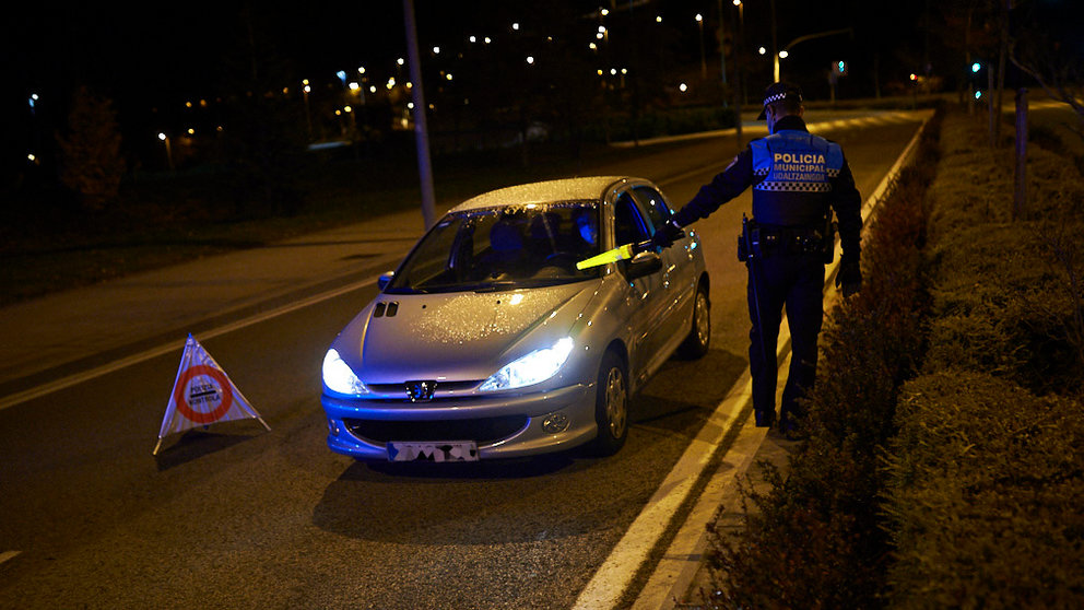 La Policía Municipal de Pamplona controla los coches que circulan por la ciudad durante el toque de queda, la mayoría van o salen de trabajar. PABLO LASAOSA