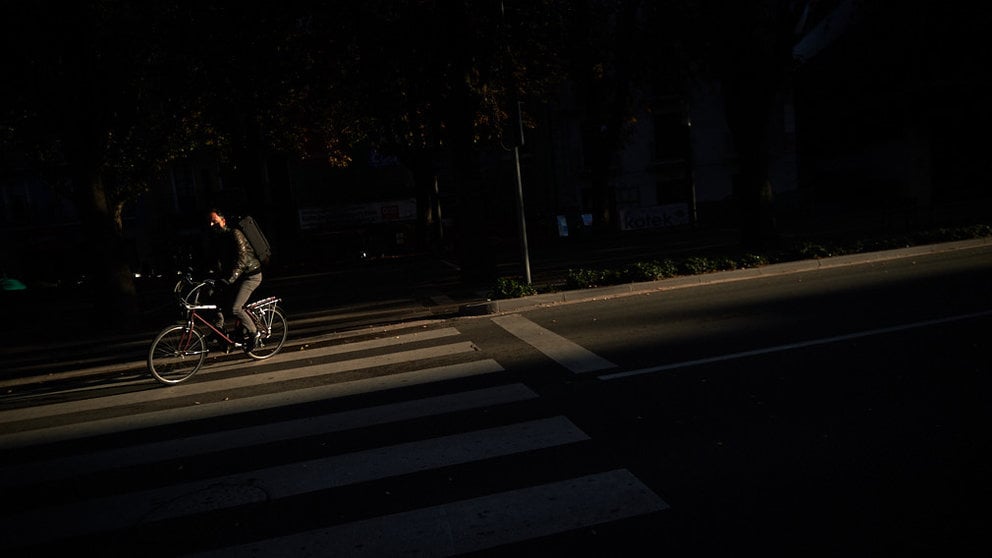 Un ciclista por las calles de Pamplona durante la segunda ola del coronavirus en la Comunidad Foral. MIGUEL OSÉS