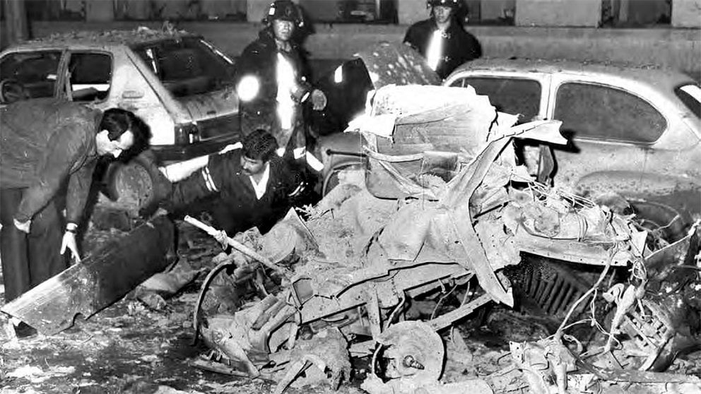 Una furgoneta cargada con 25 kilos de amonal y abundante metralla estalló al paso de la tanqueta en la cuesta de Larraina de Pamplona el 16 de octubre de 1988 y mató al Guardia Civil Julio Gangoso Otero. FOTO: RELATOS DE PLOMO