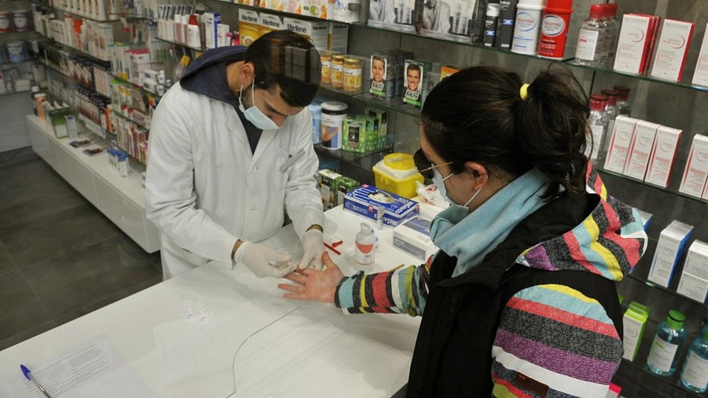Un farmacéutico realiza una prueba serológica de Covid-19 en la Farmacia Mónica Muradas, en O Carballiño, Ourense. EUROPA PRESS (ROSA VEIGA)