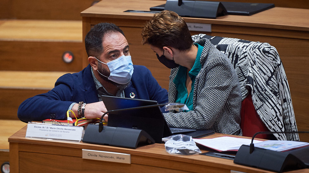 La Presidenta del Gobierno de Navarra, María Chivite, habla con el portavoz socialista, Ramón Alzorriz, en el pleno del parlamento  durante la segunda ola del coronavirus en la Comunidad Foral. MIGUEL OSÉS