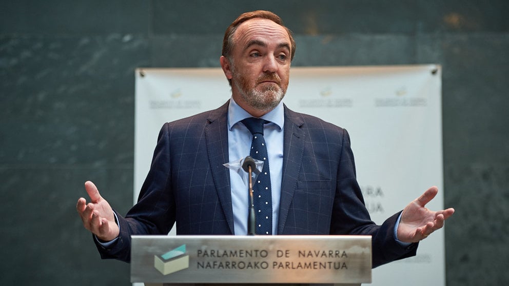 El portavoz de Navarra Suma, Javier Esparza, habla ante los medios de comunicación en el parlamento durante la segunda ola del coronavirus en la Comunidad Foral. MIGUEL OSÉS