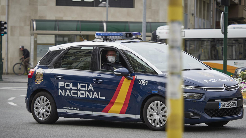 Un vehículo de la Policía Nacional patrulla por una céntrica calle de Pamplona. EUROPA PRESS