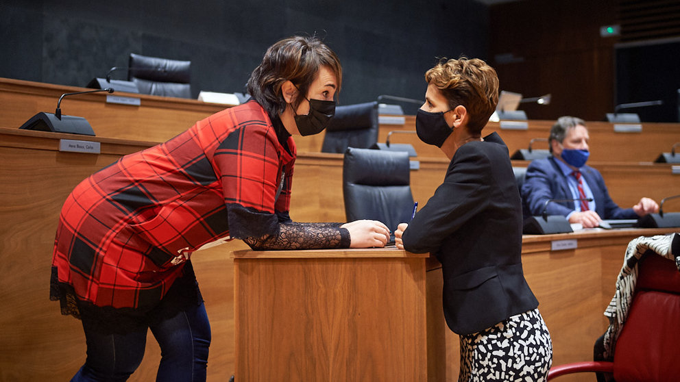 La presidenta del Gobierno de Navarra, María Chivite habla con Ainhoa Aznarez hablan durante el pleno parlamentario de este Jueves. MIGUEL OSÉS