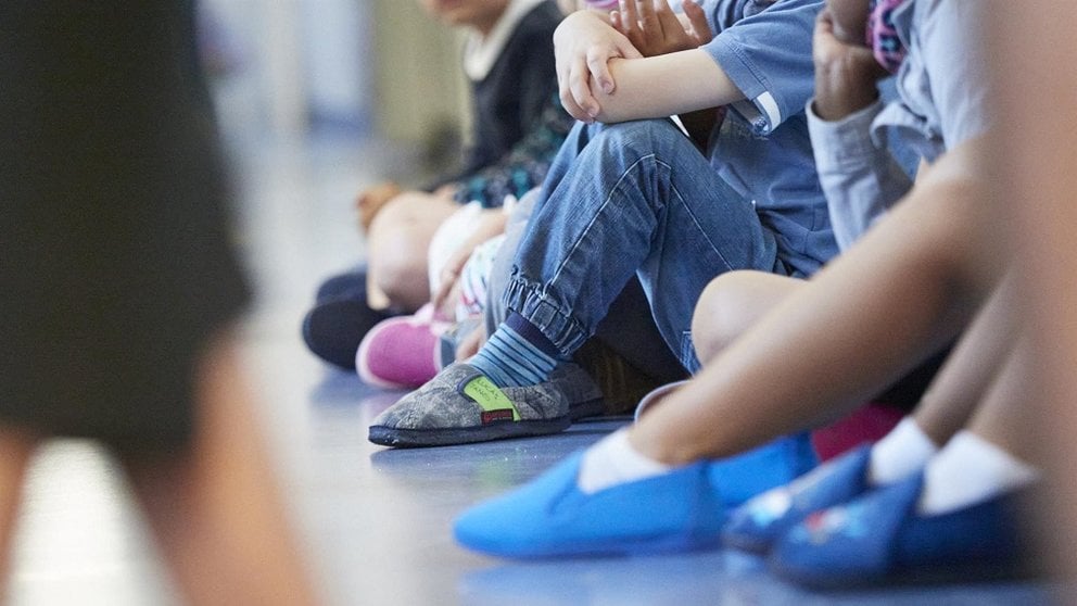 Varios niños sentados en el suelo de un colegio. EDUARDO SANZ/EUROPA PRESS