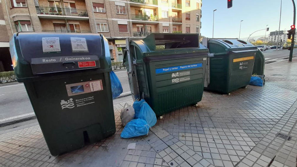 Contenedores en Pamplona con bolsas de basura mal depositadas. PSN