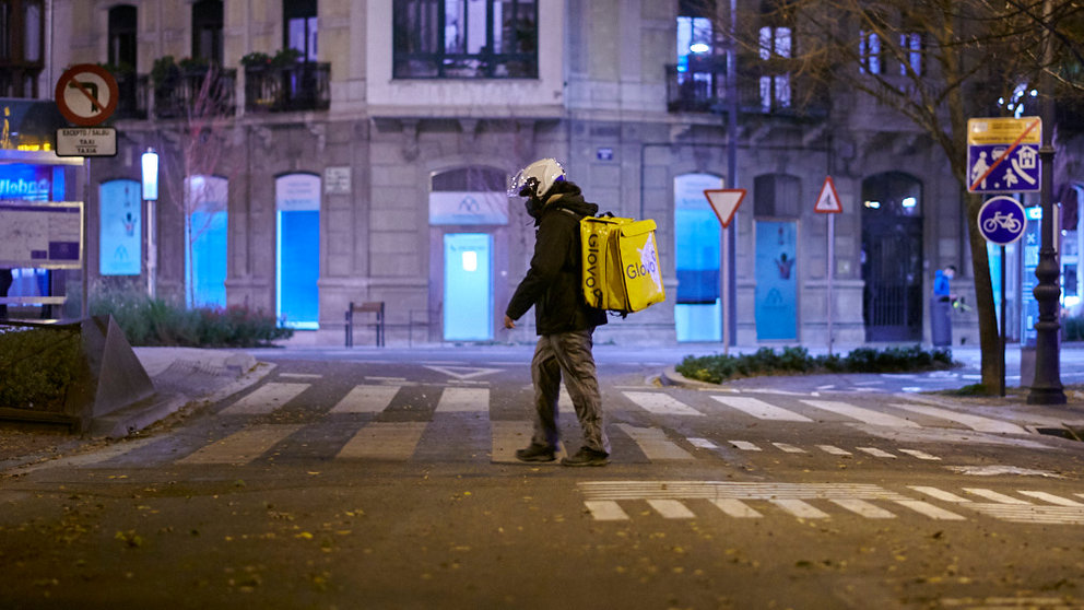 Repartidores de comida a domicilio de la empresa “Glovo” recorren las calles de Pamplona llevando pedidos. PABLO LASAOSA