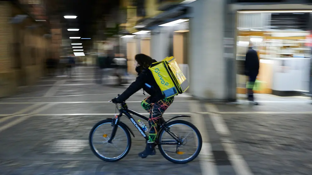 Repartidores de comida a domicilio de la empresa “Glovo” recorren las calles de Pamplona llevando pedidos. PABLO LASAOSA