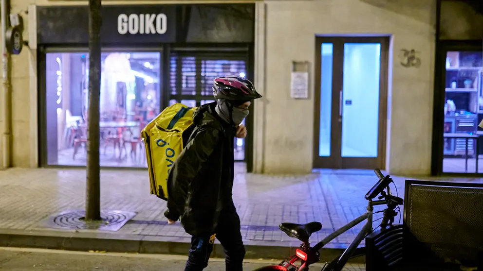 Repartidores de comida a domicilio de la empresa &ldquo;Glovo&rdquo; recorren las calles de Pamplona llevando pedidos. PABLO LASAOSA