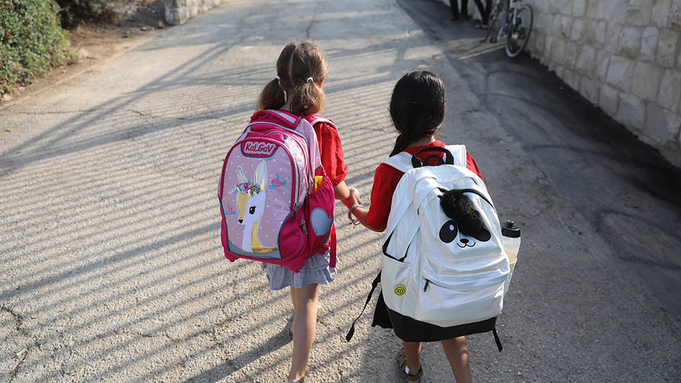 Dos niñas yendo al colegio. EFE/EPA/ABIR SULTAN