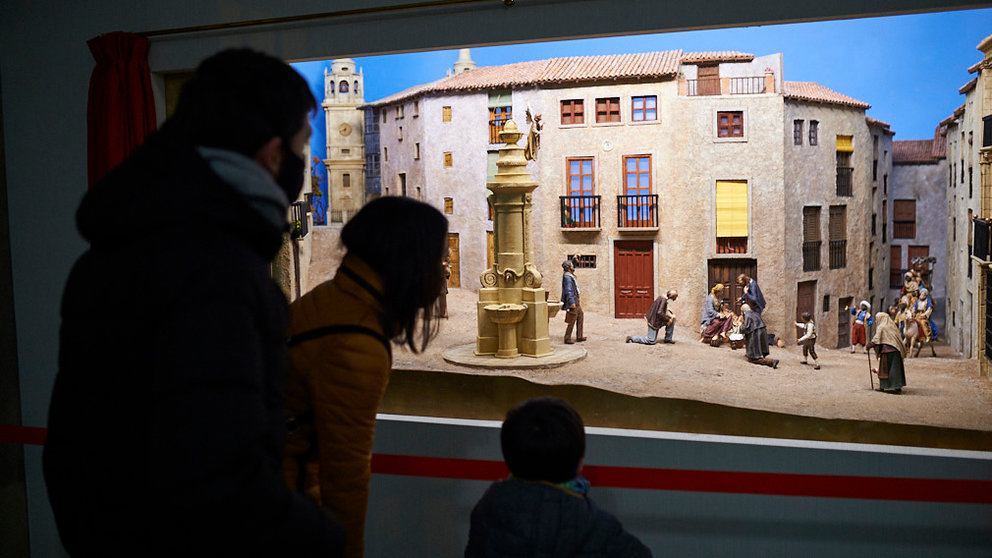 El belén 2020 del zaguán del Ayuntamiento de Pamplona, este año ambientado en la plaza de Navarrería. PABLO LASAOSA
